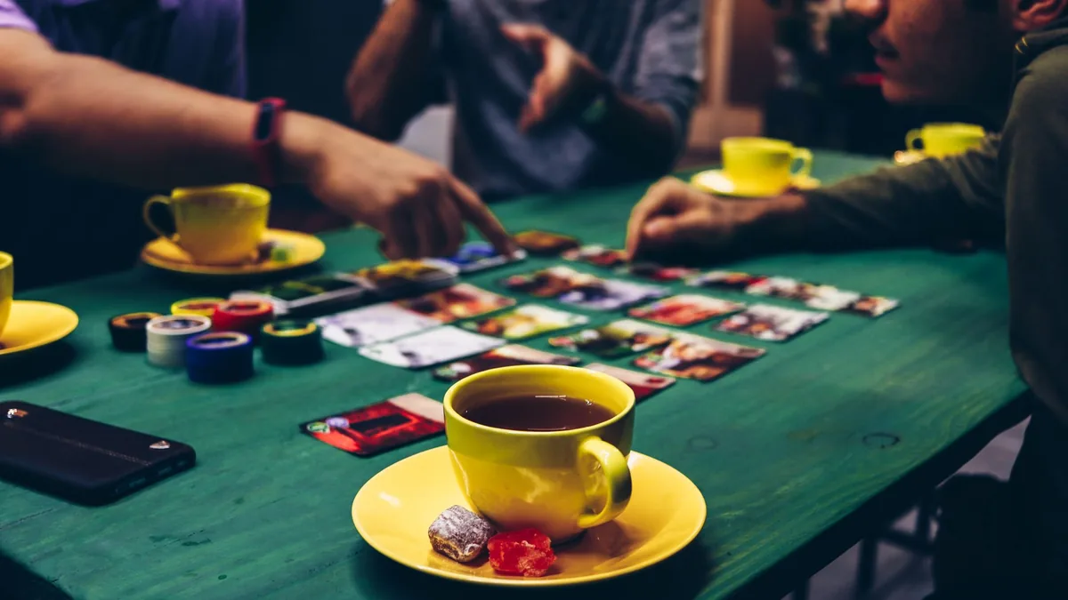 Erwachsene spielen gemeinsam ein Spiel am Tisch