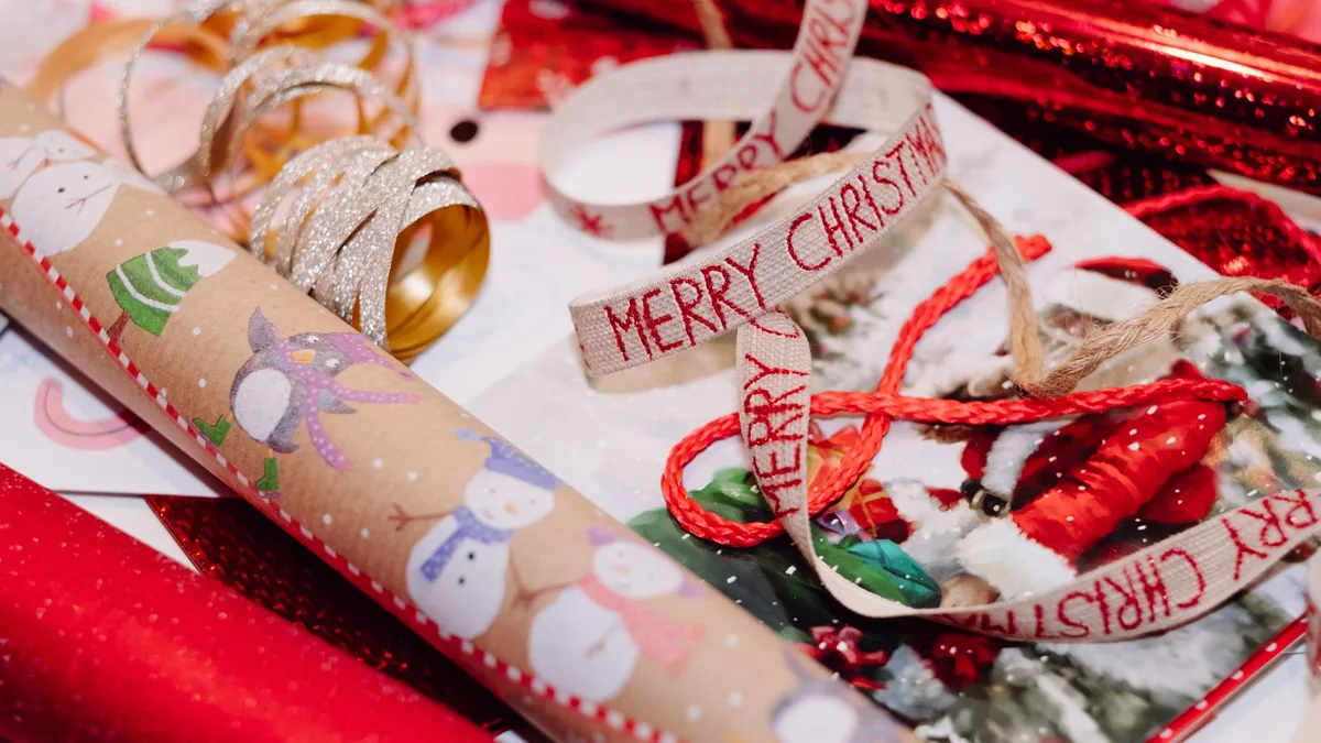 Eingepackte Geschenke mit Papier und Bändern